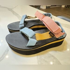Teva Flatform Universal Light Multi Platform Sandals Women’s Size 6. Colorblock